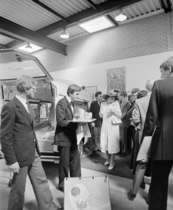 882663 Afbeelding van koningin Beatrix en prins Claus tijdens hun werkbezoek aan de stad, o.a. in gezelschap van ...